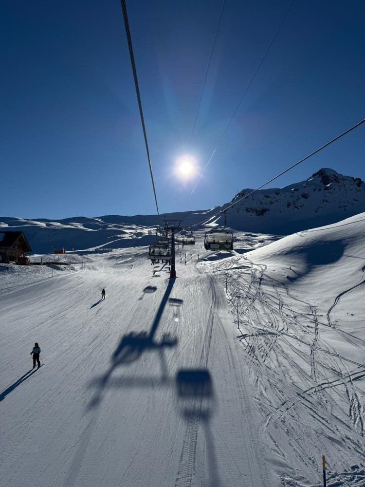 Mit%20den%20Skis%20auf%20dem%20Sessellift